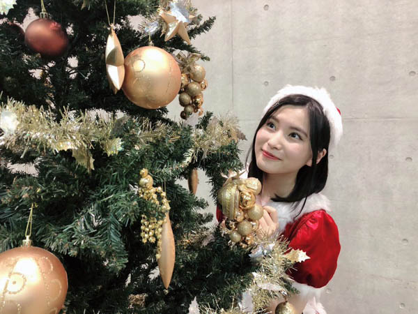 AKB48 向井地美音ら15期生がサンタコス写真を続々投稿！込山榛香は「もう何も着てないも同然サンタ」！？