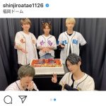 AAAドームツアーがセミファイナル！末吉秀太、日高光啓のバースデーケーキを囲んだ集合ショットが公開に