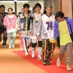 DA PUMPがNHK紅白の会見でレッドカーペットを歩く！報道陣には「バイーン」ポーズで上機嫌！＜第70回NHK紅白歌合戦＞
