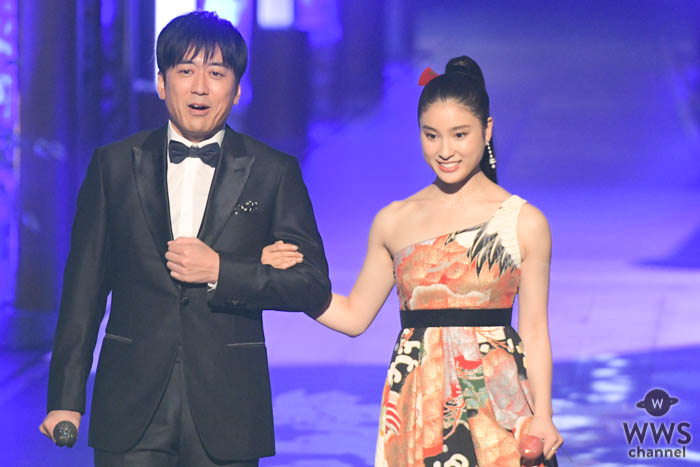 土屋太鳳、美しいデコルテが際立つ艶やかな和柄ドレスで魅了！＜第61回 輝く！日本レコード大賞＞
