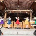 まねきケチャが東京・調布市の布多天神社で特別ステージ！「ゲゲゲの鬼太郎」のオープニングテーマ曲を初披露！