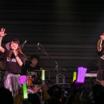 吉川友、ワンマンライブでぱいぱいでか美とラップで地元の情景を歌った新曲「都会のオンナ」を初披露！