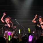 吉川友、ワンマンライブでぱいぱいでか美とラップで地元の情景を歌った新曲「都会のオンナ」を初披露！