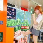 伊織もえ、「とある」シリーズでお馴染みの自販機を“御坂美琴”コスで蹴り飛ばす！