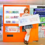 伊織もえ、「とある」シリーズでお馴染みの自販機を“御坂美琴”コスで蹴り飛ばす！