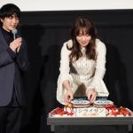 飯豊まりえ、初日舞台挨拶にて誕生日ケーキで祝福され大興奮！
