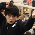 【動画】新田真剣佑、初主演舞台で迫真の殺陣披露に“切り捨て御免”