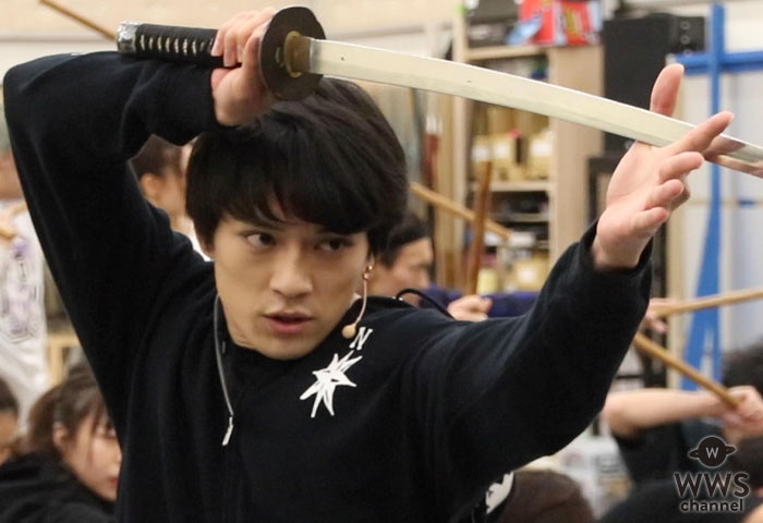 【動画】新田真剣佑、初主演舞台で迫真の殺陣披露に“切り捨て御免”