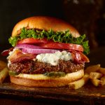 TGIフライデーズ、横浜西口店でオープン20周年記念で肉厚パテがダブルに！