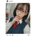 伊織もえ、メガネ姿の制服ショットにファン悩殺！「ドキドキします」「惚れてまう」