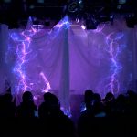 糸奇はな、初の個展開催をワンマンライブで発表！