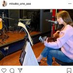 AAA 宇野実彩子、艶やかな弾き語りショットを公開！「色気ダダ漏れです」「脚のホクロ素敵」