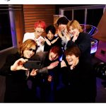 X JAPAN YOSHIKI、SixTONES（ストーンズ）と仲良く“Xポーズ”披露！「デビュー曲がYOSHIKIさんで本当に良かった」
