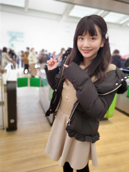 JR東日本新駅「高輪ゲートウェイ」を可愛いすぎる中学1年生、村田万葉(dela)が訪問！「未来の駅みたいで面白かったです！」
