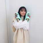 広瀬すず、春っぽい新色クロックスを手に持った写真に「超綺麗」「サンダルに隠れちゃいそう」「春っぽくていいデス!!」と話題に