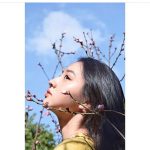 Koki,がアーモンドのつぼみをアクセサリーに、プライベートポートレート公開「色彩も優しくて綺麗」