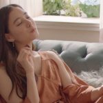 【動画】新木優子、肩あきワンピでくつろぎ生歌を披露