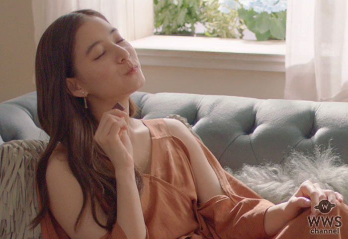 【動画】新木優子、肩あきワンピでくつろぎ生歌を披露