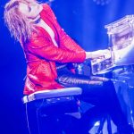X JAPAN YOSHIKI、LAの自宅から初のセルフ生配信でフィジカルディスタンスの重要性を訴える
