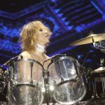 X JAPAN YOSHIKI、LAの自宅から初のセルフ生配信でフィジカルディスタンスの重要性を訴える