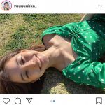 新木優子、丘に寝そべった「non-no」オフショットを公開「笑顔最高！」「かわいすぎてなんも言えません」