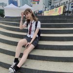 江野沢愛美、反響のあった韓国風の制服ショットを披露！「制服めっちゃかわいい」「美脚とはこのことですな」