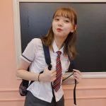 江野沢愛美、反響のあった韓国風の制服ショットを披露！「制服めっちゃかわいい」「美脚とはこのことですな」