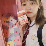 江野沢愛美、反響のあった韓国風の制服ショットを披露！「制服めっちゃかわいい」「美脚とはこのことですな」