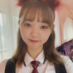 江野沢愛美、反響のあった韓国風の制服ショットを披露！「制服めっちゃかわいい」「美脚とはこのことですな」