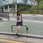 江野沢愛美、反響のあった韓国風の制服ショットを披露！「制服めっちゃかわいい」「美脚とはこのことですな」