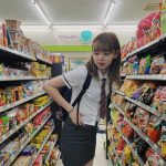 江野沢愛美、反響のあった韓国風の制服ショットを披露！「制服めっちゃかわいい」「美脚とはこのことですな」