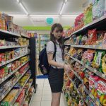 江野沢愛美、反響のあった韓国風の制服ショットを披露！「制服めっちゃかわいい」「美脚とはこのことですな」