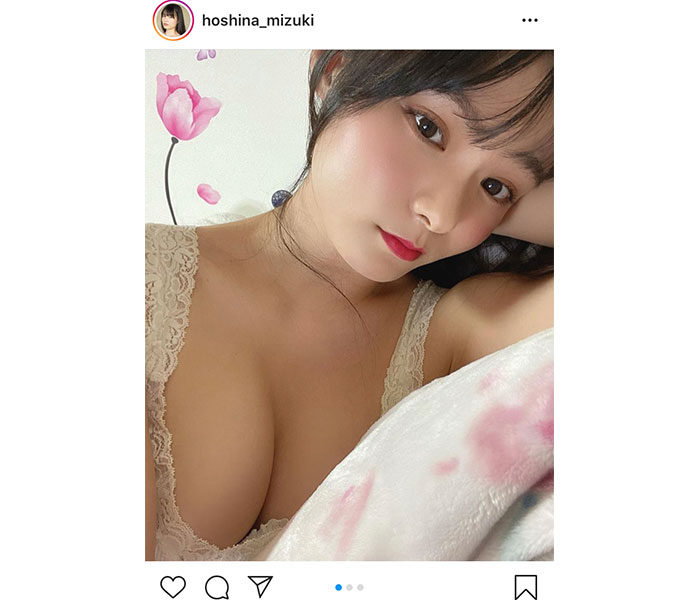 星名美津紀のセクシーさ際立つ添い寝ショットに「オトナっぽい！」「セクシーで色っぽい」と歓喜