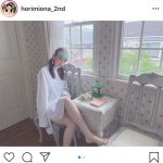 乃木坂46 堀未央奈、美脚がチラリな写真集オフショット「ほんとにかわいい」「ピンクのワンピ似合ってる」