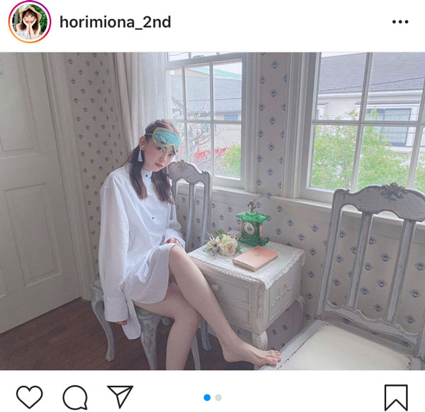 乃木坂46 堀未央奈、美脚がチラリな写真集オフショット「ほんとにかわいい」「ピンクのワンピ似合ってる」