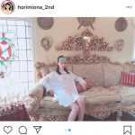 乃木坂46 堀未央奈、美脚がチラリな写真集オフショット「ほんとにかわいい」「ピンクのワンピ似合ってる」