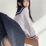 伊織もえ、「黒髪×セーラー」ショットと共に独自の理論を展開「最高です」「賢いですね笑」