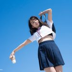 黒木ひかりの現役制服ショットが眩しい！黒ビキニの大人ショットも