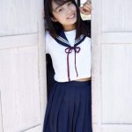 黒木ひかりの現役制服ショットが眩しい！黒ビキニの大人ショットも