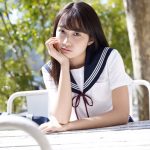 黒木ひかりの現役制服ショットが眩しい！黒ビキニの大人ショットも