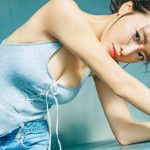 松本まりか、色白美バストを「FRIDAY」で披露「天使だぁ」「スタイル良くて美しい」