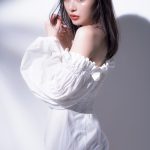 内田理央、1年ぶりの「VoCE」表紙で美脚全開！