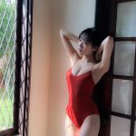 NMB48 横野すみれ、タイトセクシーな赤ビキニショットを披露「すーちゃん強すぎやろ」「もうなんか芸術的」