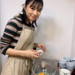 芳根京子が友人とリモート飲み会に挑戦！手作りプリンも披露