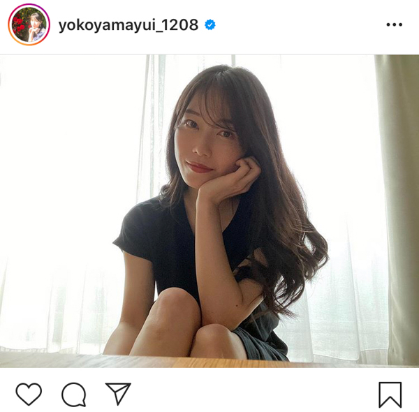 AKB48 横山由依、艶っぽい黒ワンピ大人ショットに反響「ナチュラルにキレイ」「可愛すぎて苦しい」