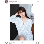 新條由芽、美肌が眩しいストライプのパジャマショット披露！