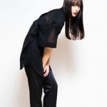 浅川梨奈、黒で統一した新アーティスト写真を公開「可愛いっていうよりかっこいい！」「大人な表情も素敵です」と絶賛の声