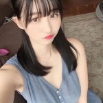 我妻ゆりか、肩出しワンピのまったりショット披露「とっても可愛い」「風のような雰囲気が素敵」