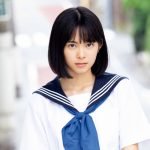 BEYOOOOONDS（ビヨーンズ）山﨑夢羽、初ビキニから季節を超えた制服ショットを収録！1st写真集本日発売
