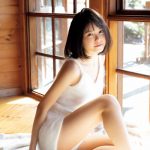 BEYOOOOONDS（ビヨーンズ）山﨑夢羽、初ビキニから季節を超えた制服ショットを収録！1st写真集本日発売